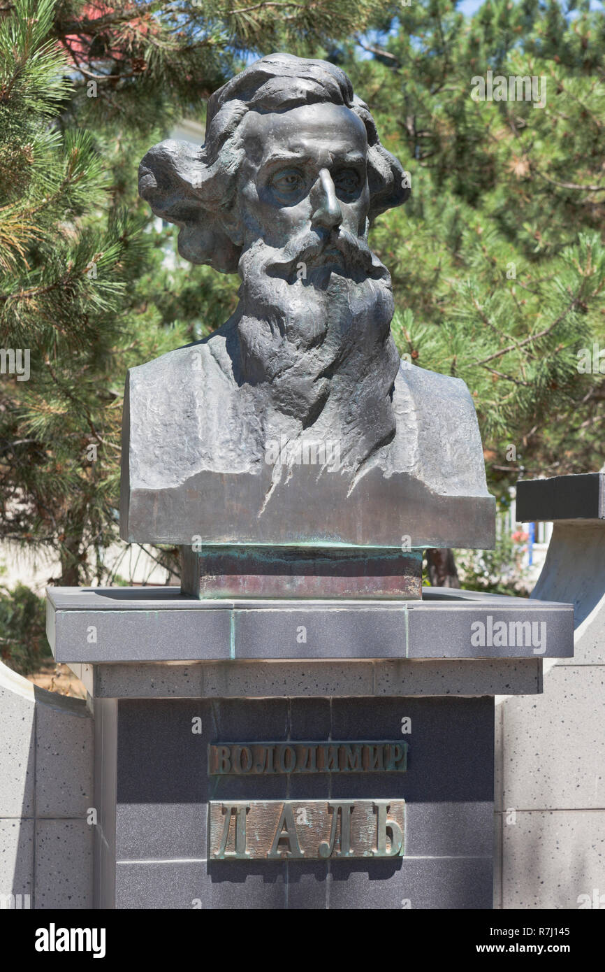 Evpatoria, Crimea, Russia - Luglio 2, 2018: Busto Vladimir Ivanovich Dal nella città di Evpatoria, Crimea Foto Stock