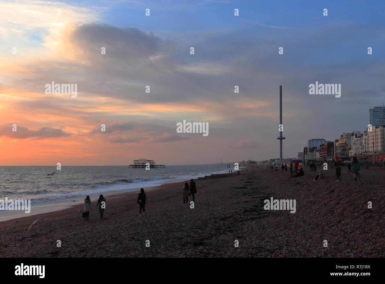 BRIGHTON, East Sussex, England, Regno Unito - 13 novembre 2018: le persone che si godono i colori del tramonto a la spiaggia di Brighton. Foto Stock