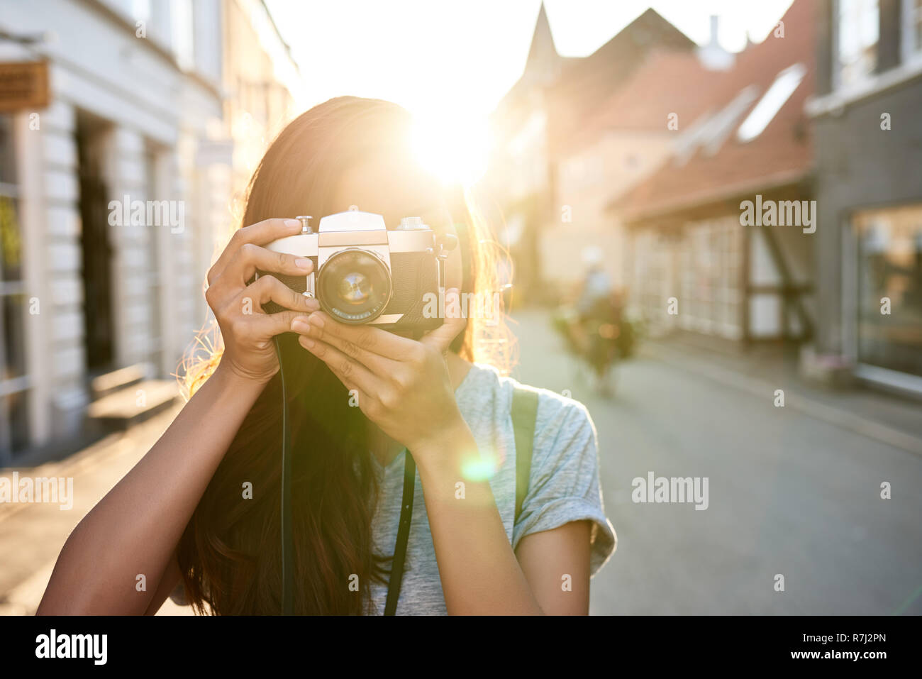 Giovane donna asiatica di scattare le foto in città Foto Stock