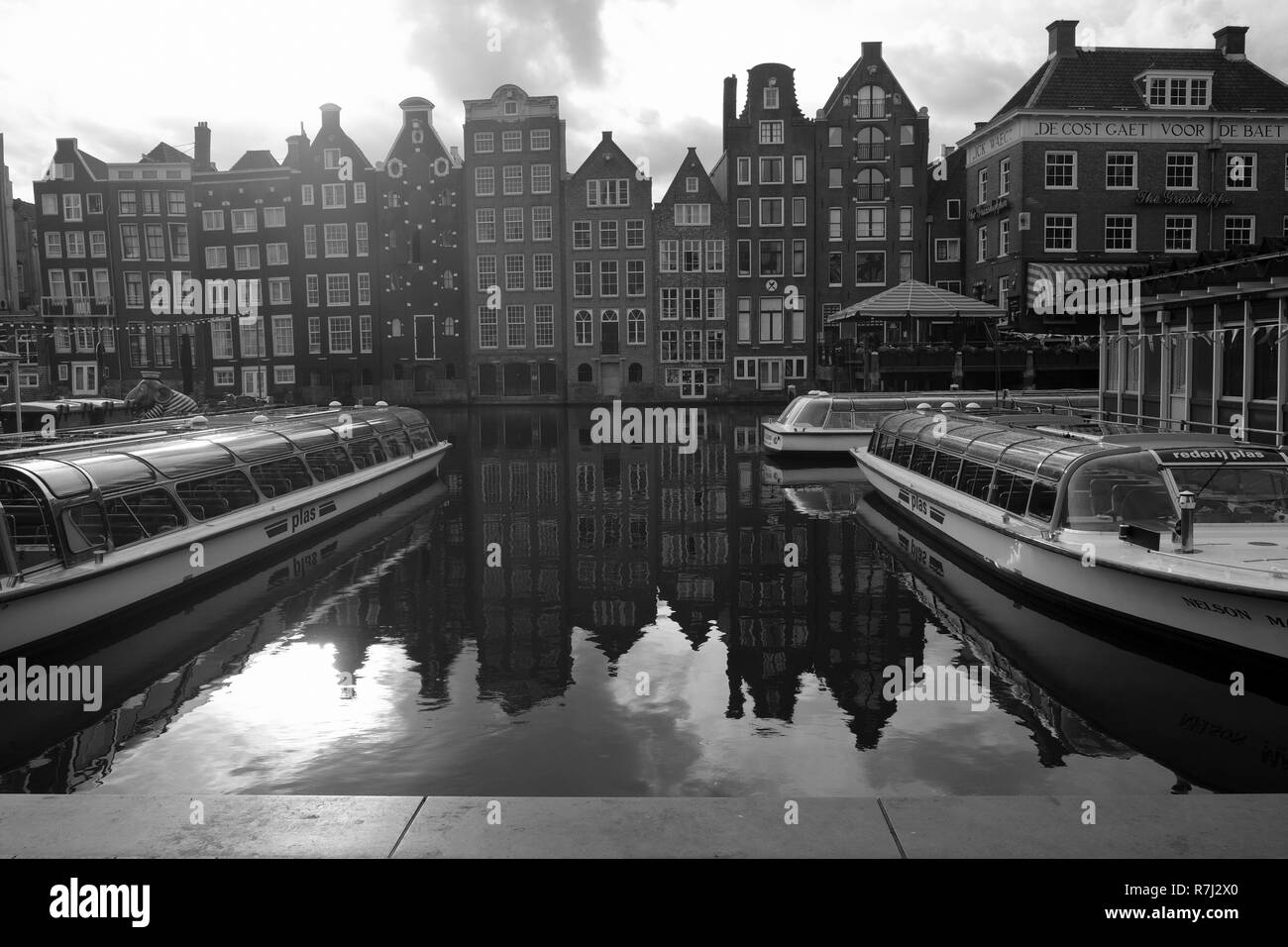 Canal e il ponte. Paesaggio urbano di Amsterdam in bianco e nero Foto Stock