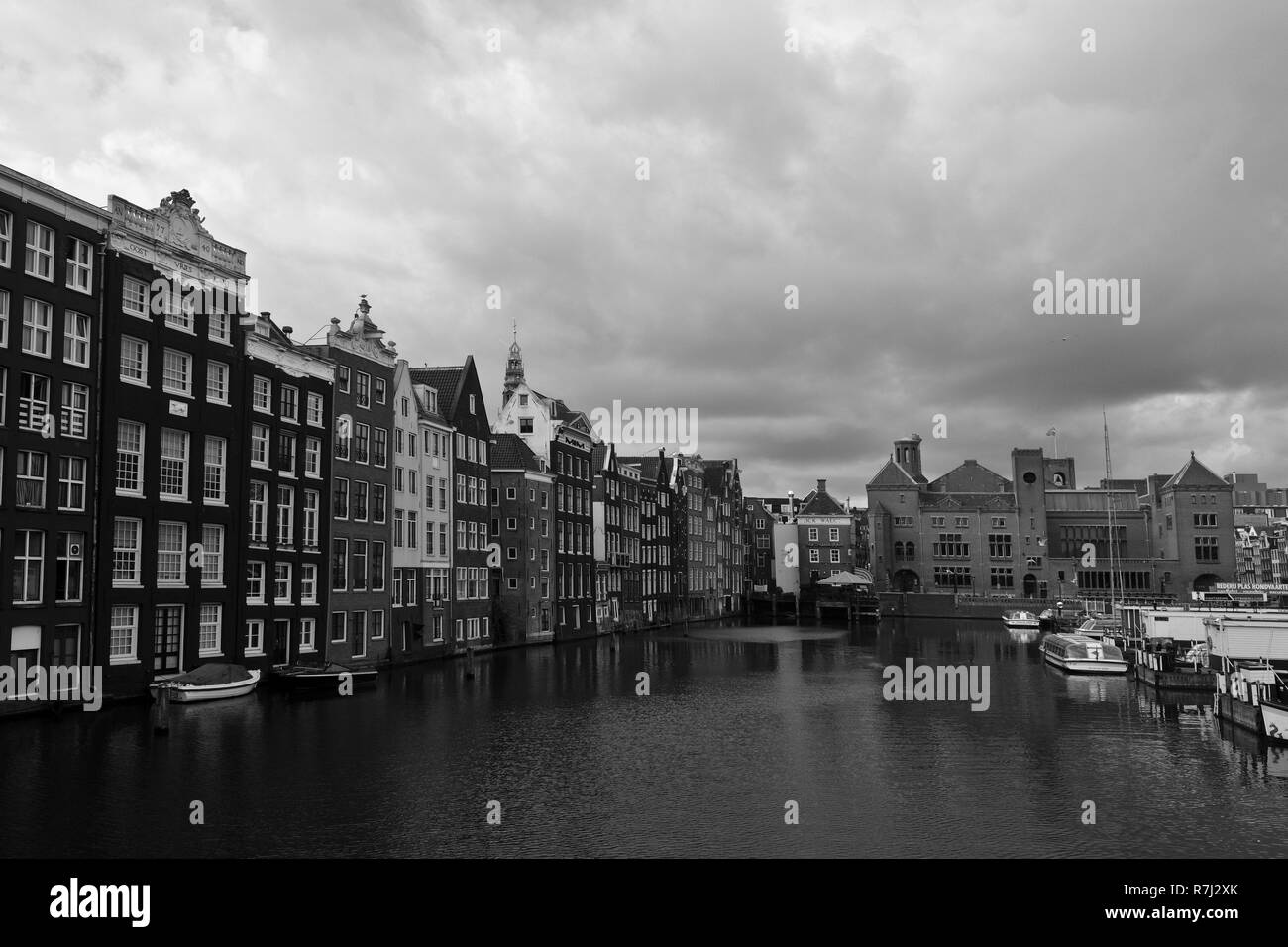 Canal e il ponte. Paesaggio urbano di Amsterdam in bianco e nero Foto Stock