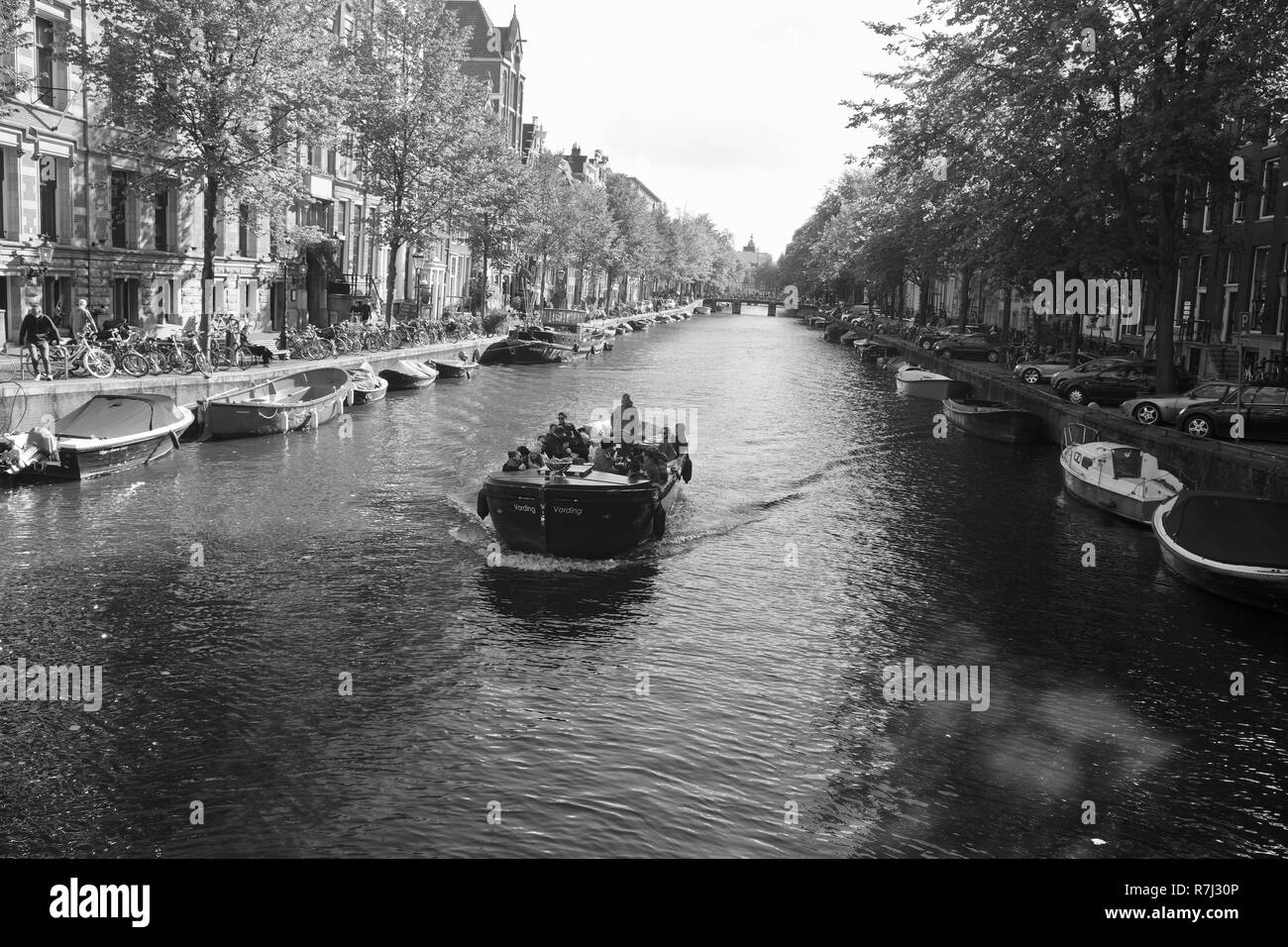 Canal e il ponte. Paesaggio urbano di Amsterdam in bianco e nero Foto Stock