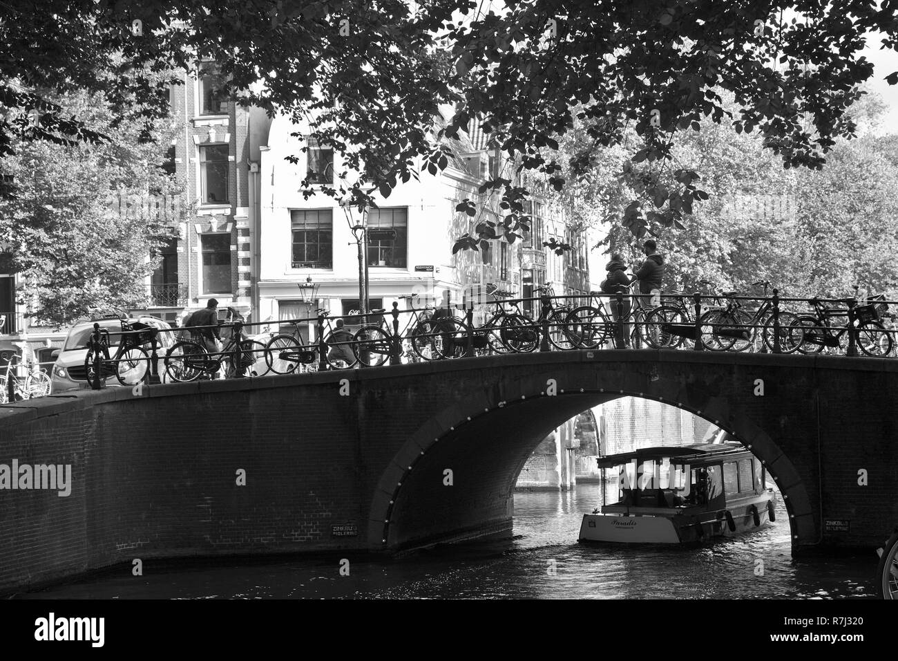 Canal e il ponte. Paesaggio urbano di Amsterdam in bianco e nero Foto Stock