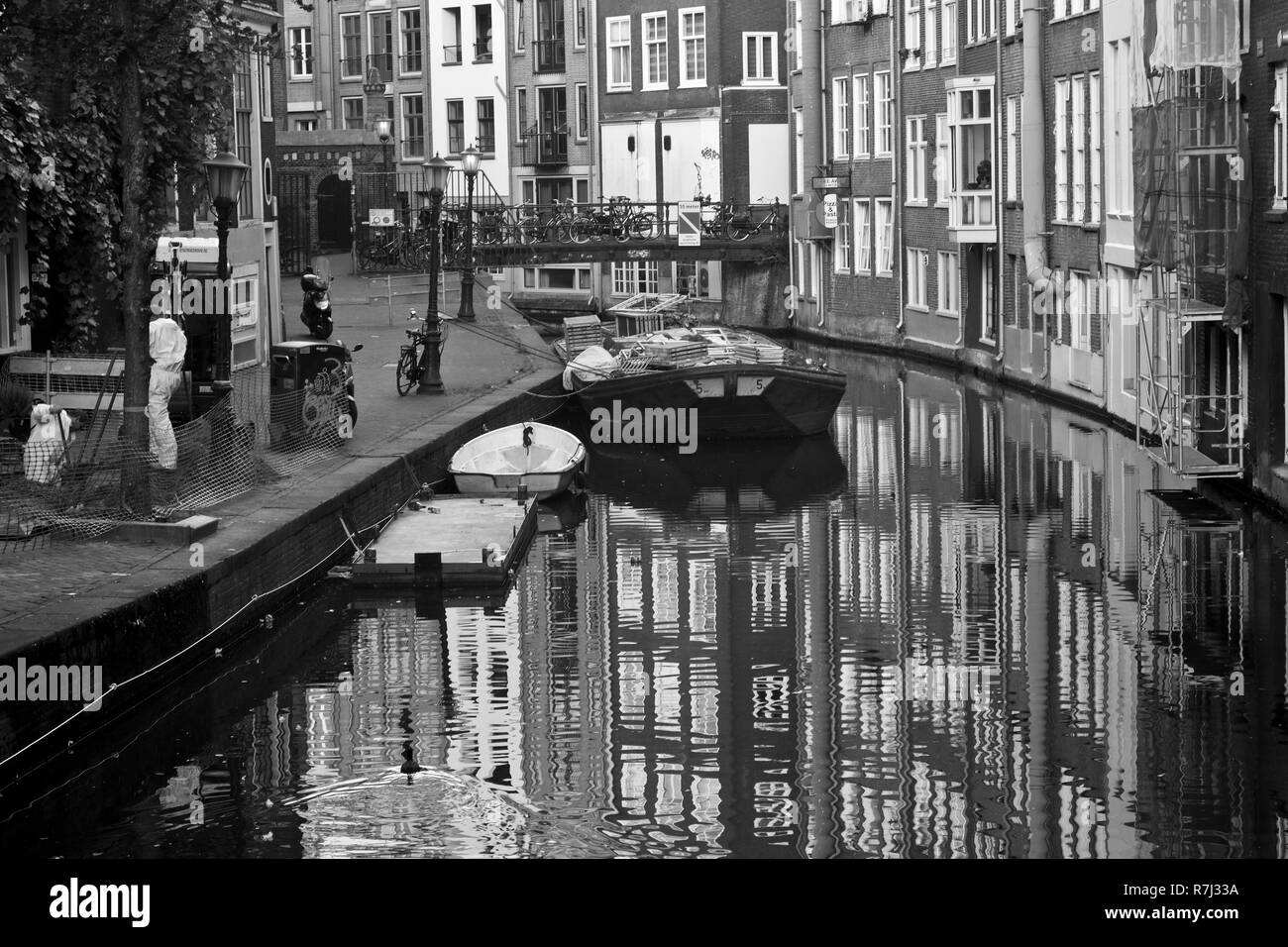 Canal e il ponte. Paesaggio urbano di Amsterdam in bianco e nero Foto Stock