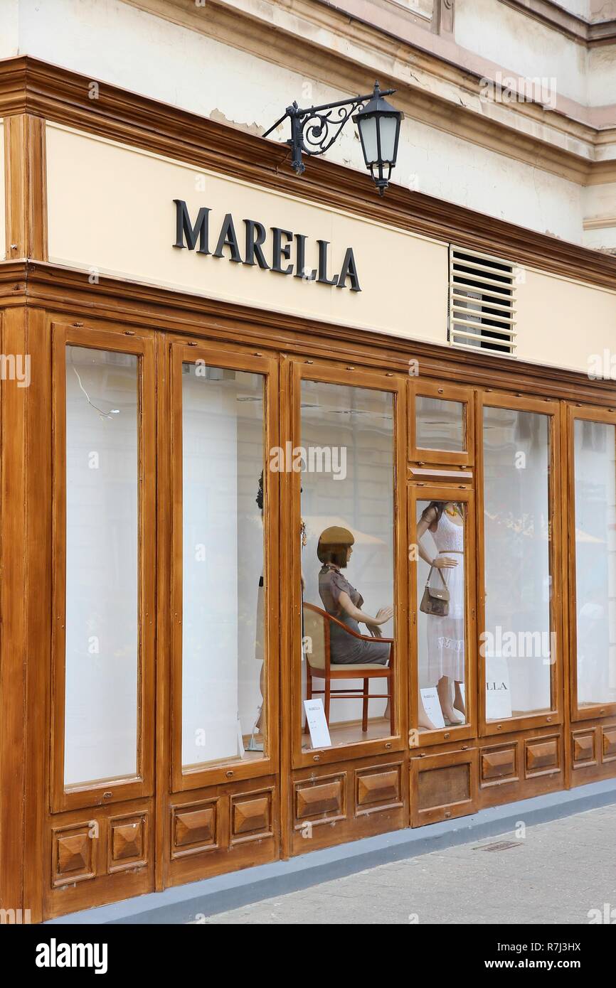 NYIREGYHAZA, Ungheria - 27 agosto: Marella negozio di moda su 27 Agosto 2012 in Nyiregyhaza, Ungheria. Marella è parte di MaxMara fashion group, italiano Foto Stock