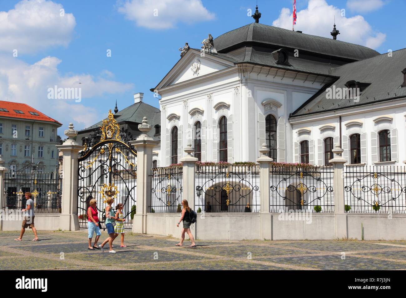 BRATISLAVA, Slovacchia - 9 agosto: la gente visita il palazzo presidenziale il 9 agosto 2012 a Bratislava, in Slovacchia. Bratislava è la più popolosa (462,000) Foto Stock