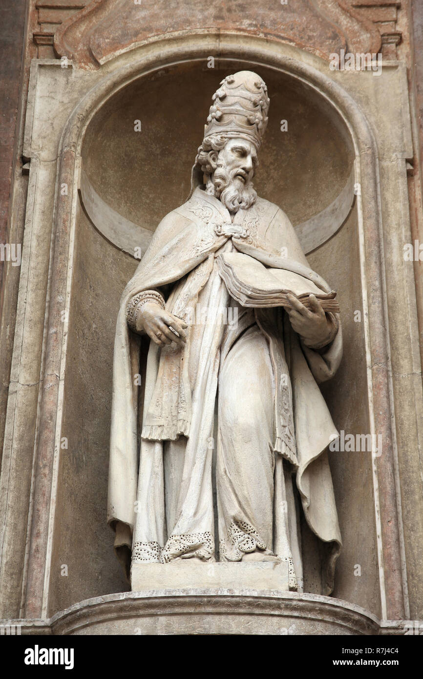 Reggio Emilia, Italia - Regione Emilia Romagna. Saint statua nella facciata della Basilica di Saint Prosper (San Prospero). Foto Stock