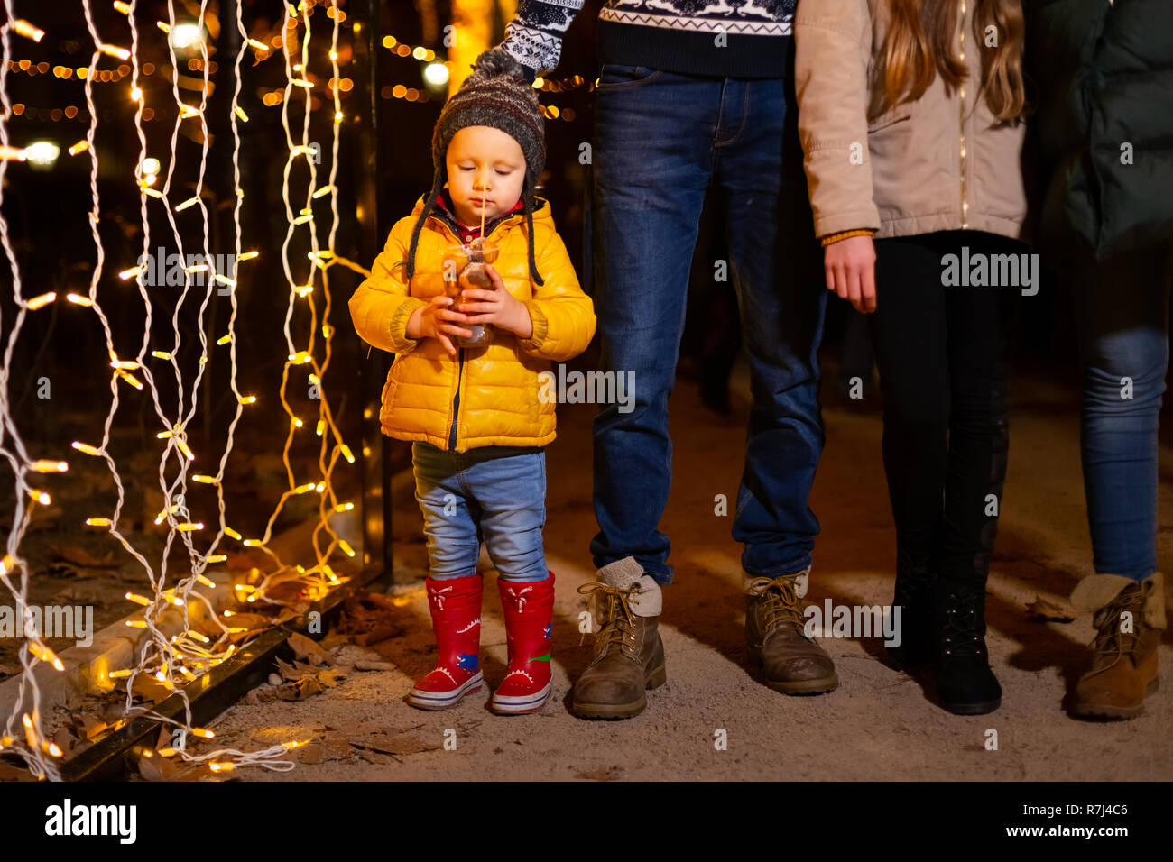 Ragazzo giovane azienda del cibo tradizionale in frot della famiglia al mercato di Natale, Zagabria, Croazia. Foto Stock