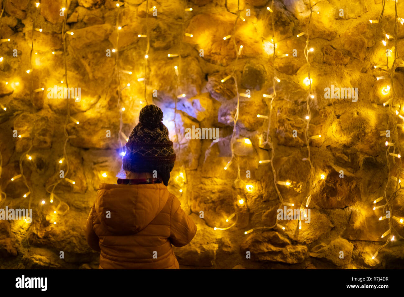 Ragazzo che guarda alle luci di Natale, Zagabria, Croazia. Foto Stock