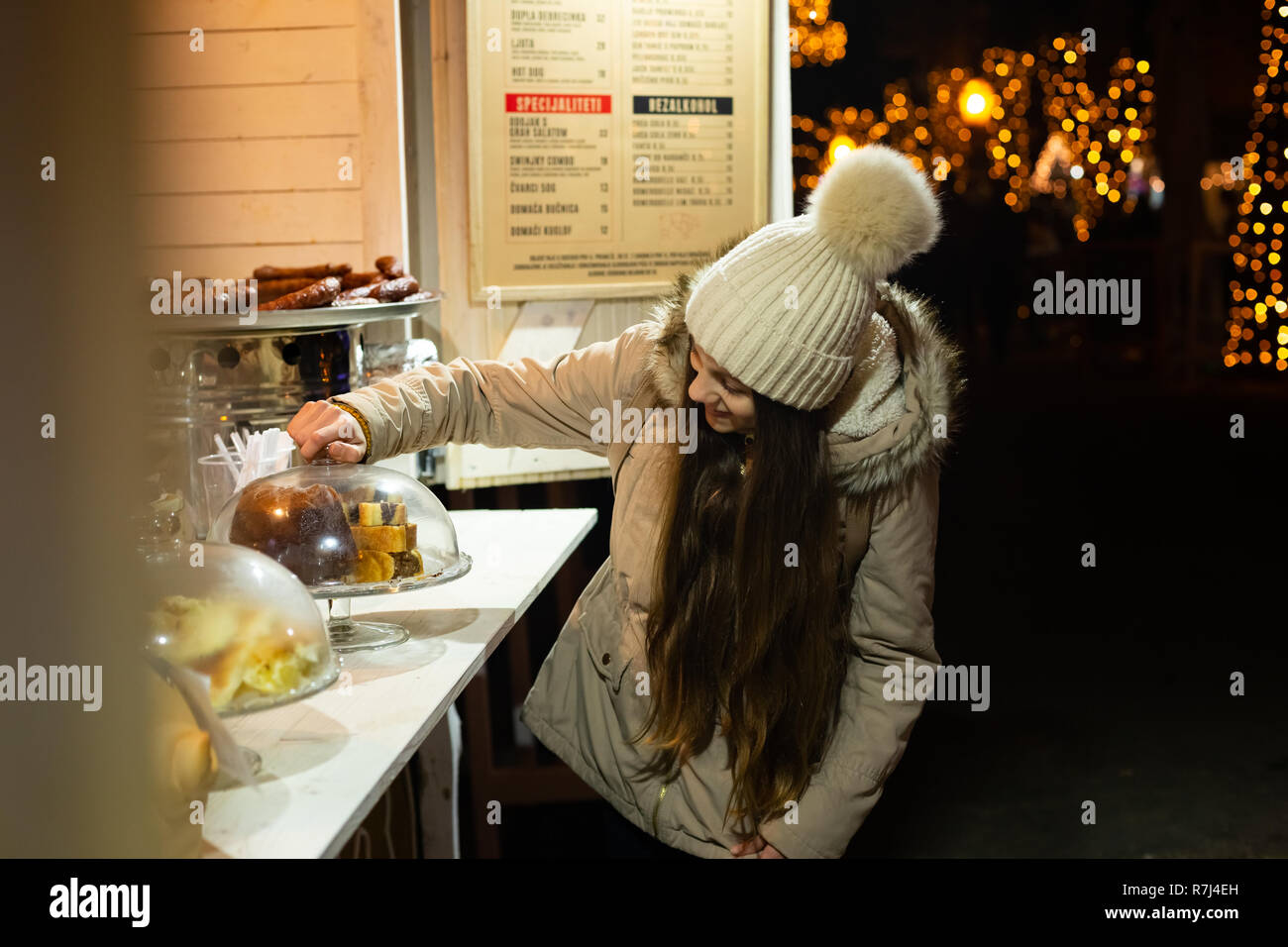Bella adolescente guardando il tradizionale mercato di Natale stand alimentari, Zagabria, Croazia. Foto Stock
