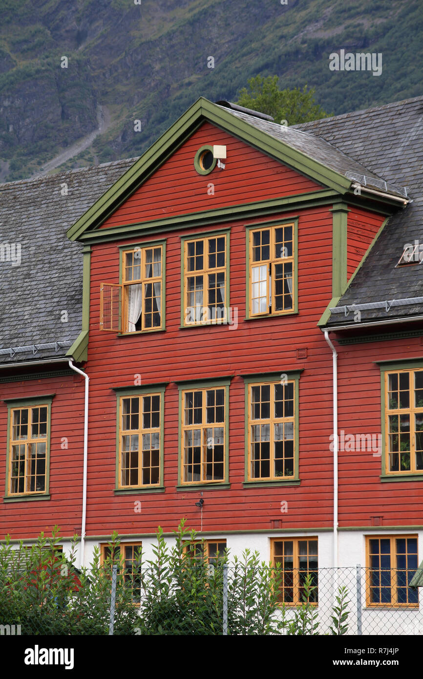 Architettura norvegese - tipico edificio nordico in Aurland Foto Stock