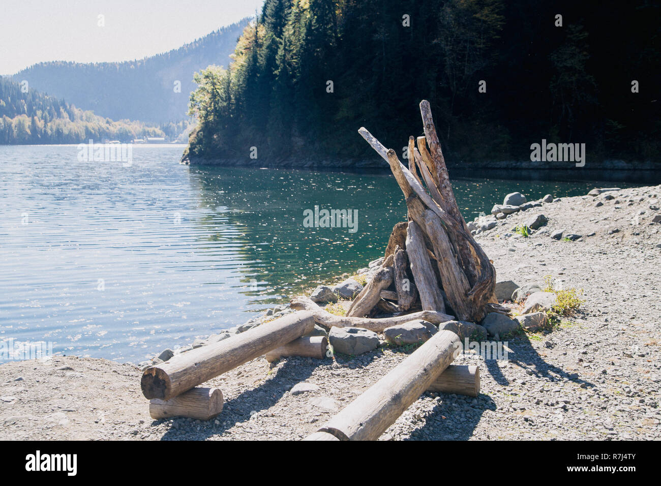 Bastoni ripiegato per un incendio sul lago Foto Stock
