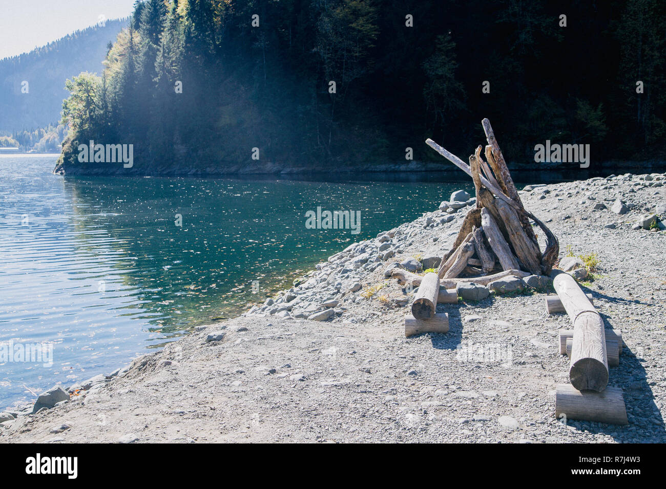 Bastoni ripiegato per un incendio sul lago Foto Stock
