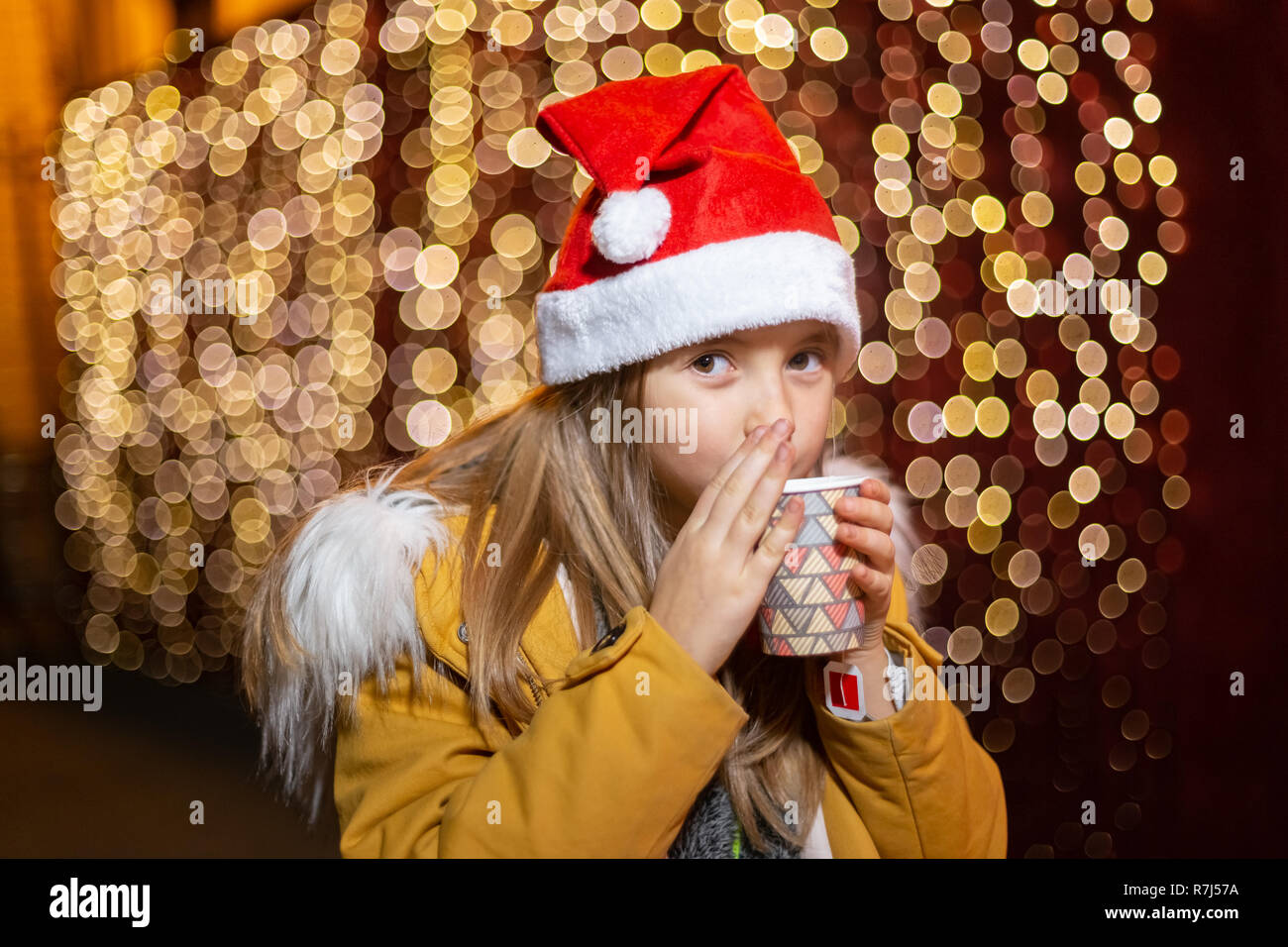 Carino adolescente bevendo al mercato di Natale, Zagabria, Croazia. Foto Stock