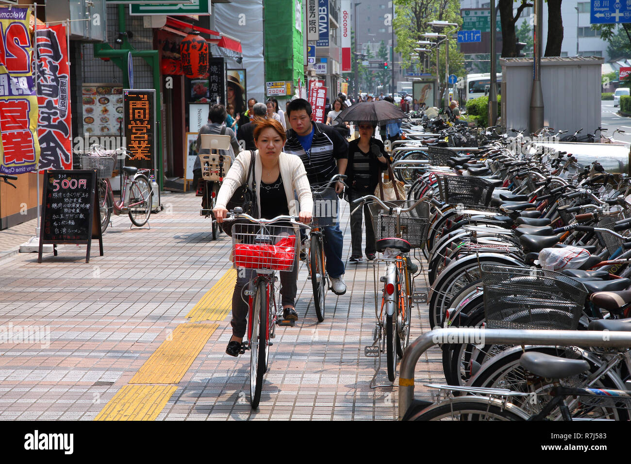KAWASAKI, Giappone - 10 Maggio: persone in bici il 10 maggio 2012 in Kawasaki, Giappone. La bicicletta è uno dei più popolari modi di trasporto in Kawasaki, città in Foto Stock