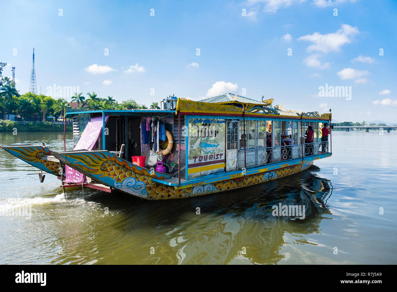 I turisti su un drago in barca a vela sul Fiume Perfume. Tinta, Thua Thien-Hue Provincia, Vietnam Asia Foto Stock