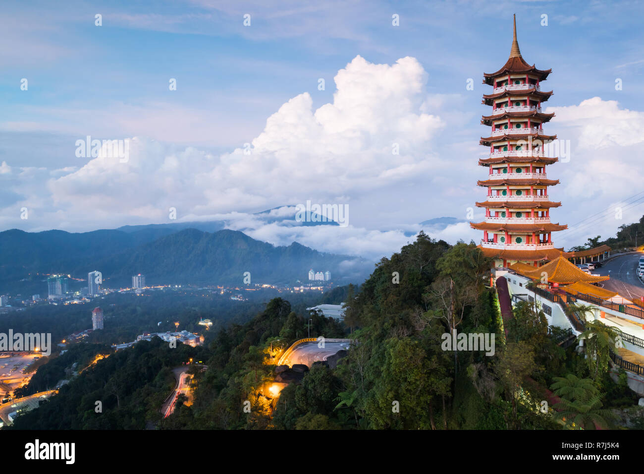 Vista della Pagoda in mattinata con un basso livello di cloud e colline in background Foto Stock