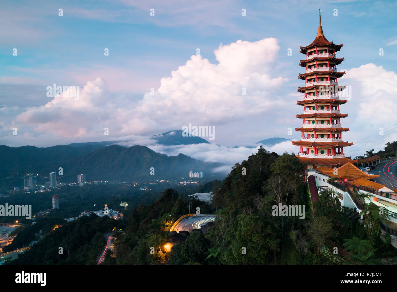 Vista della Pagoda in mattinata con un basso livello di cloud e colline in background Foto Stock