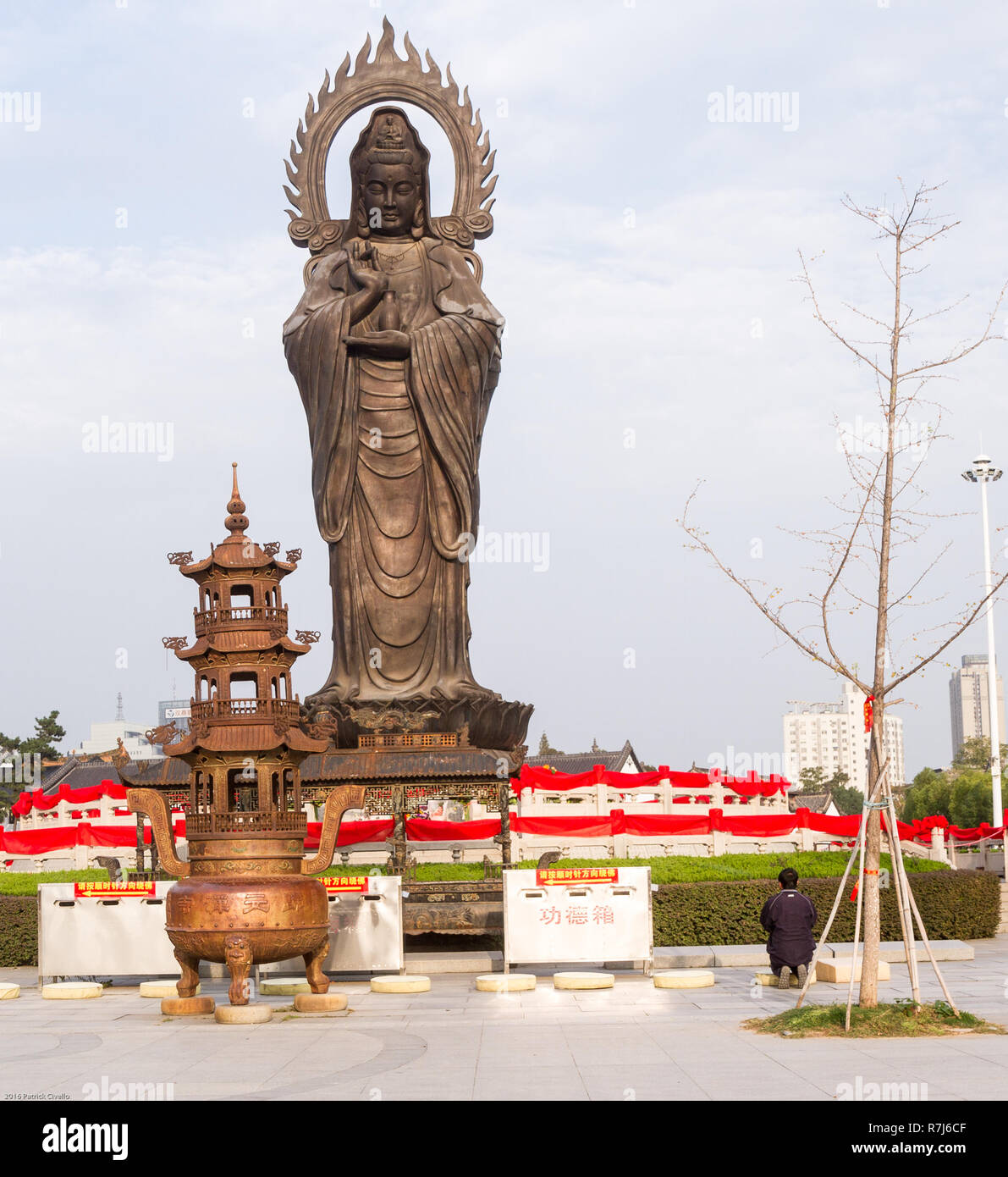 Foto verticale di Guanying statua del Buddha a Guiyuan tempio buddista a Wuhan Hubei Cina. Foto Stock Foto verticale di Guanying statua del Buddha a Guiyuan tempio buddista a Wuhan Hubei Cina. Foto Stock