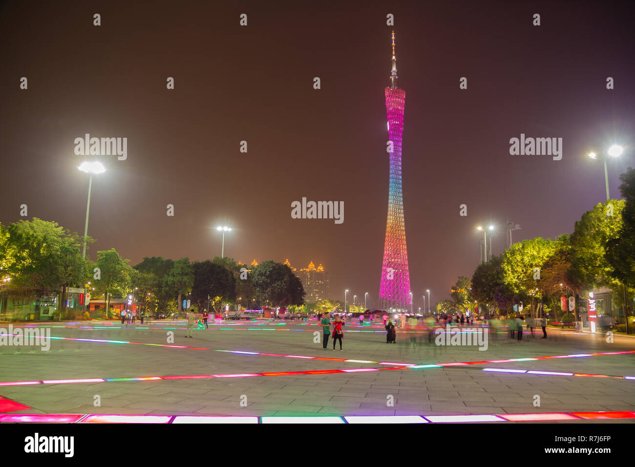 Il cantone di torre, Guangzhou, Cina, la notte come visto dalla Piazza Huachang. Le persone sono in primo piano con luci colorate incorporato nella piazza della citta'. Foto Stock Il cantone di torre, Guangzhou, Cina, la notte come visto dalla Piazza Huachang. Le persone sono in primo piano con luci colorate incorporato nella piazza della citta'. Foto Stock