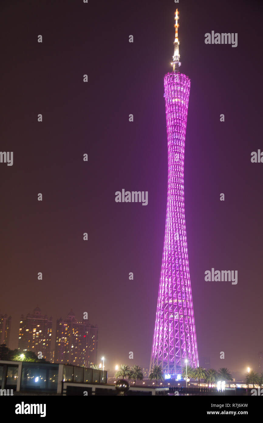 Il cantone di torre, Guangzhou, Cina, di notte. La torre è illuminata in un arcobaleno di colori con più riflettori a base torre. Foto Stock Il cantone di torre, Guangzhou, Cina, di notte. La torre è illuminata in un arcobaleno di colori con più riflettori a base torre. Foto Stock