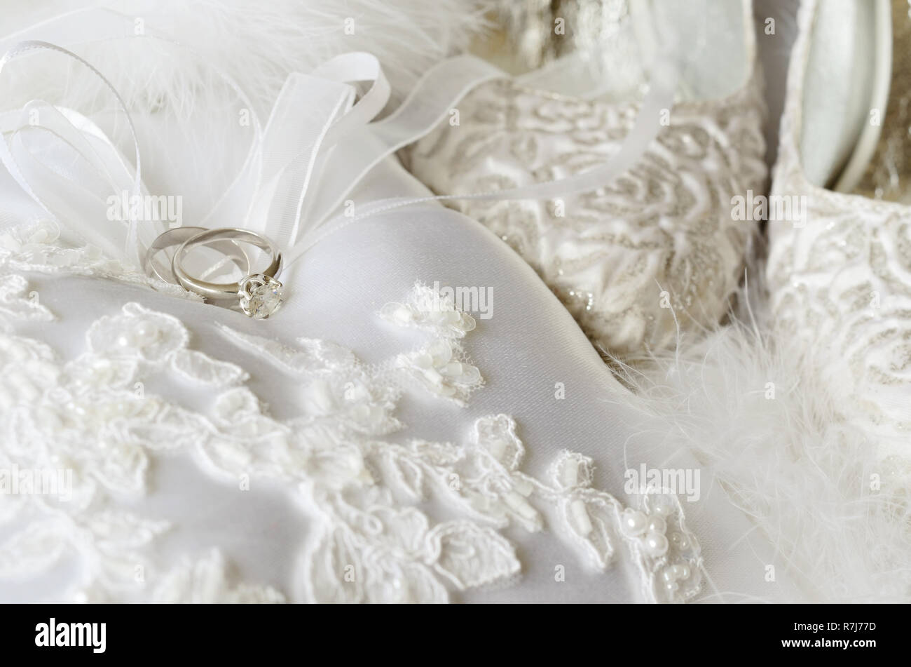 Matrimonio e gli anelli di fidanzamento con Bridal Accessories Foto Stock