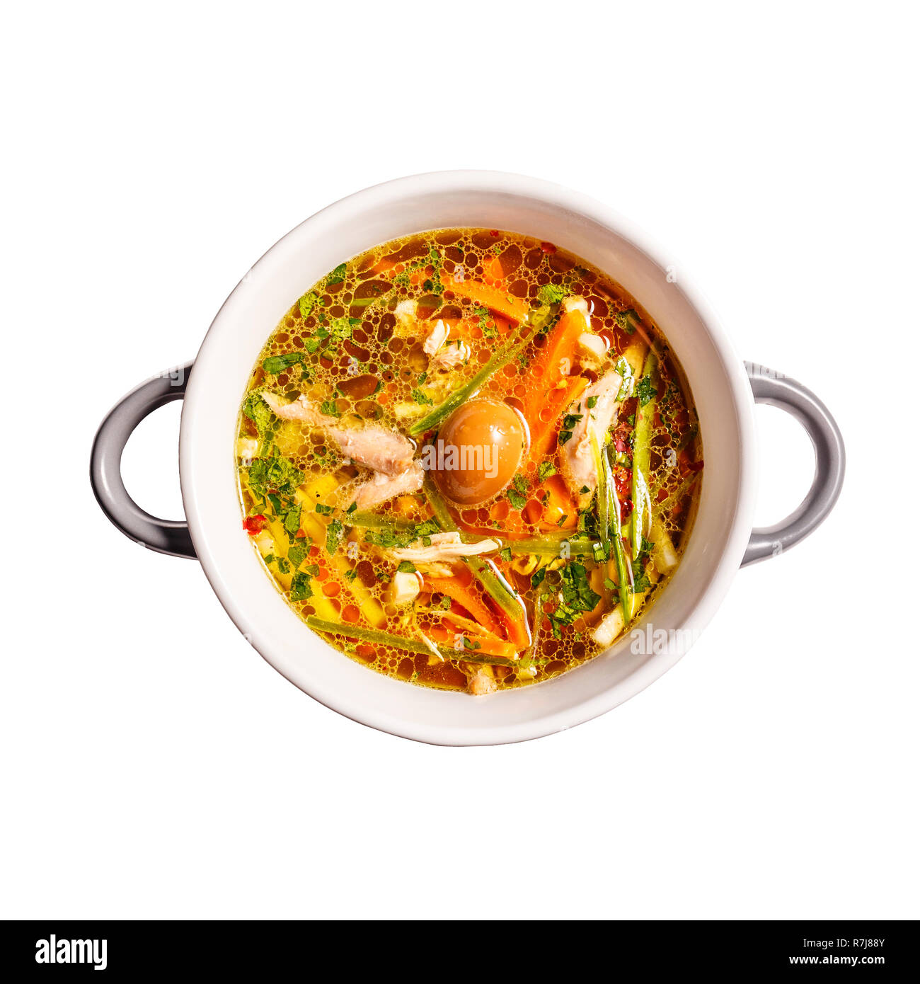 Piatto di laici Rooster zuppa affumicato con uovo di quaglia e verdure croccanti su sfondo bianco Foto Stock