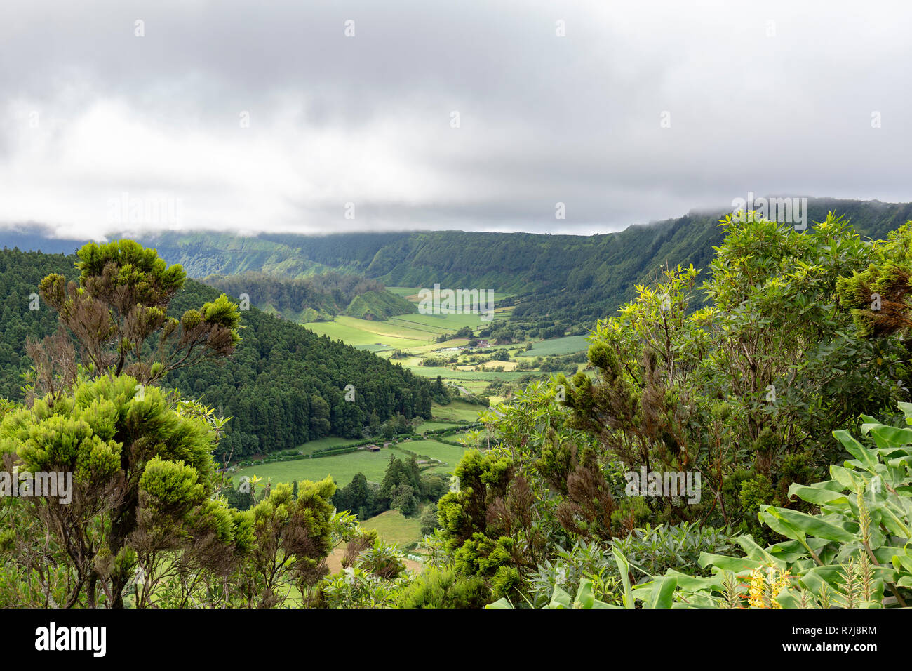 Vista naturale di parte del massiccio di Sete Sidades Caldera con la minore Alferes Caldera in basso a sinistra. Foto Stock