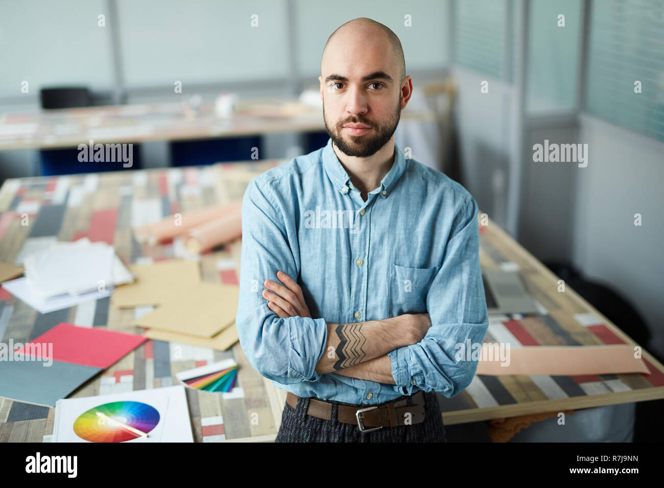 Bel uomo barbuto in design studio Foto Stock