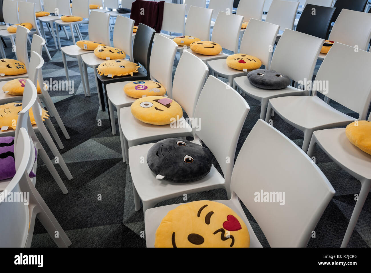 Gli Emoji cuscini su sedie Foto Stock