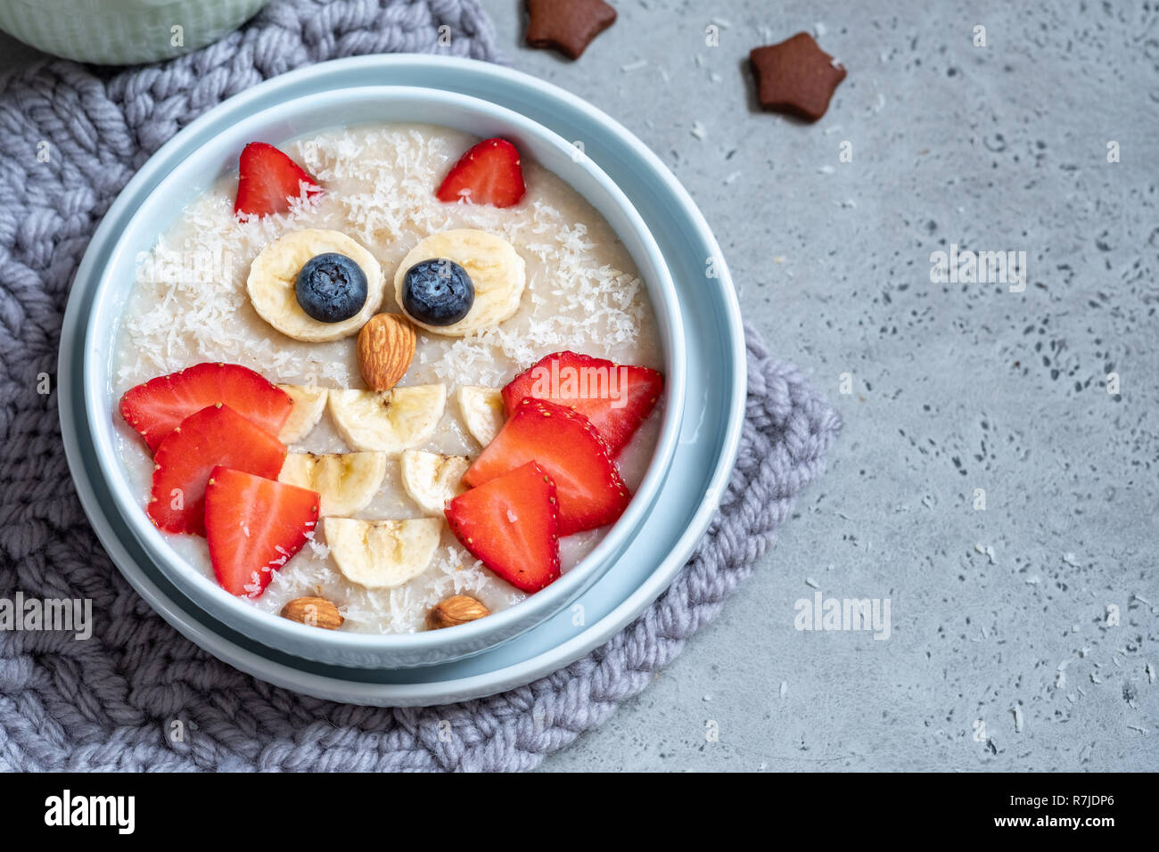 Colazione per bambini porridge di avena con frutti di bosco e i dadi Foto Stock