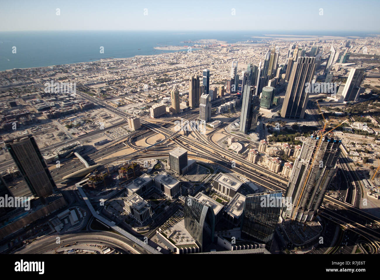 Panorama di Dubai dal ponte di osservazione del record del mondo tenendo il Burj Khalifa grattacielo a Dubai, Emirati Arabi Uniti. Foto Stock