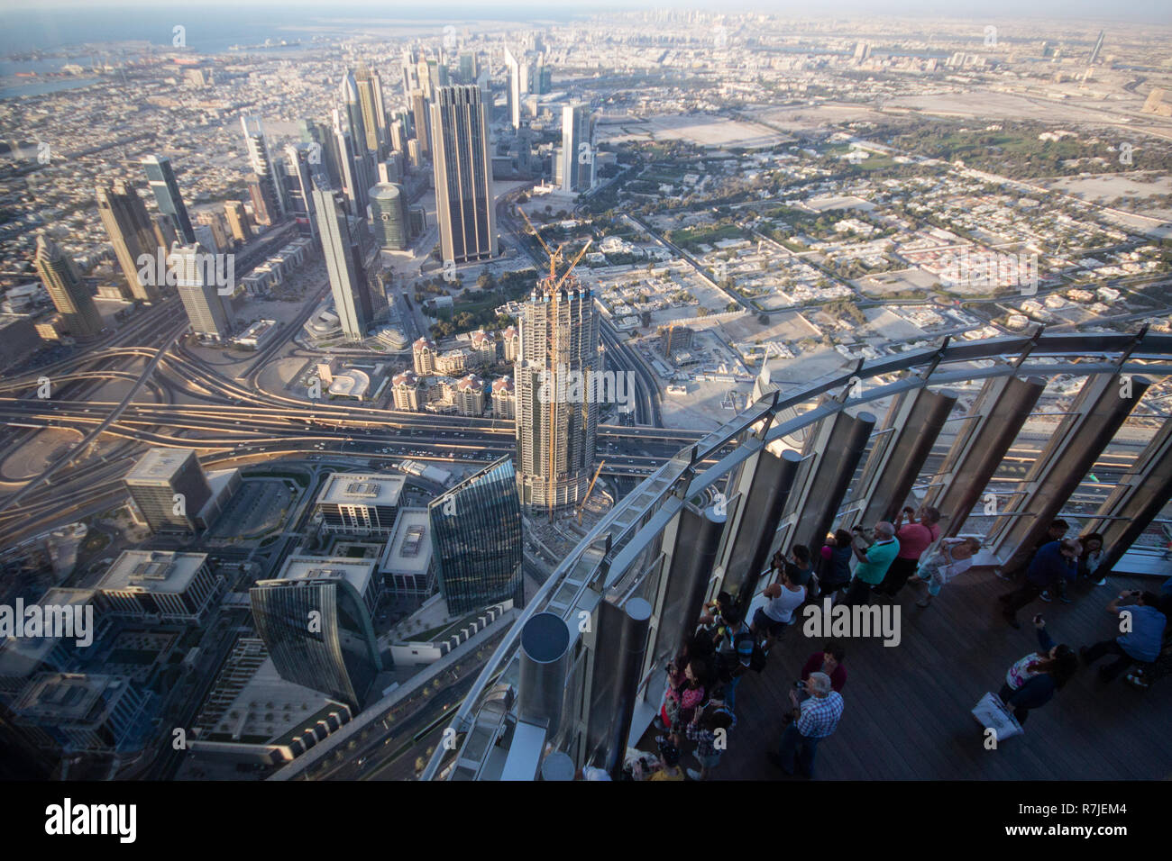 Panorama di Dubai dal ponte di osservazione del record del mondo tenendo il Burj Khalifa grattacielo a Dubai, Emirati Arabi Uniti. Foto Stock