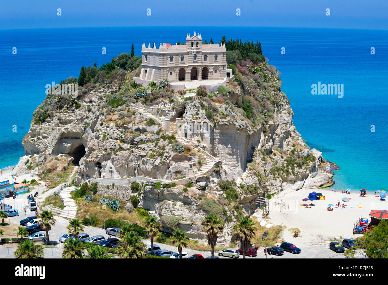 Vista superiore della chiesa di Tropea in Calabria, durante una giornata estiva con cielo blu e acqua trasparente Foto Stock