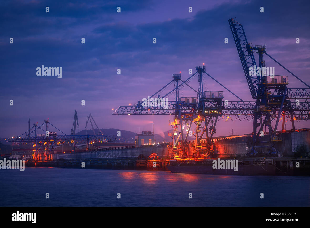 Background industriale con la gru in Sestao port Foto Stock