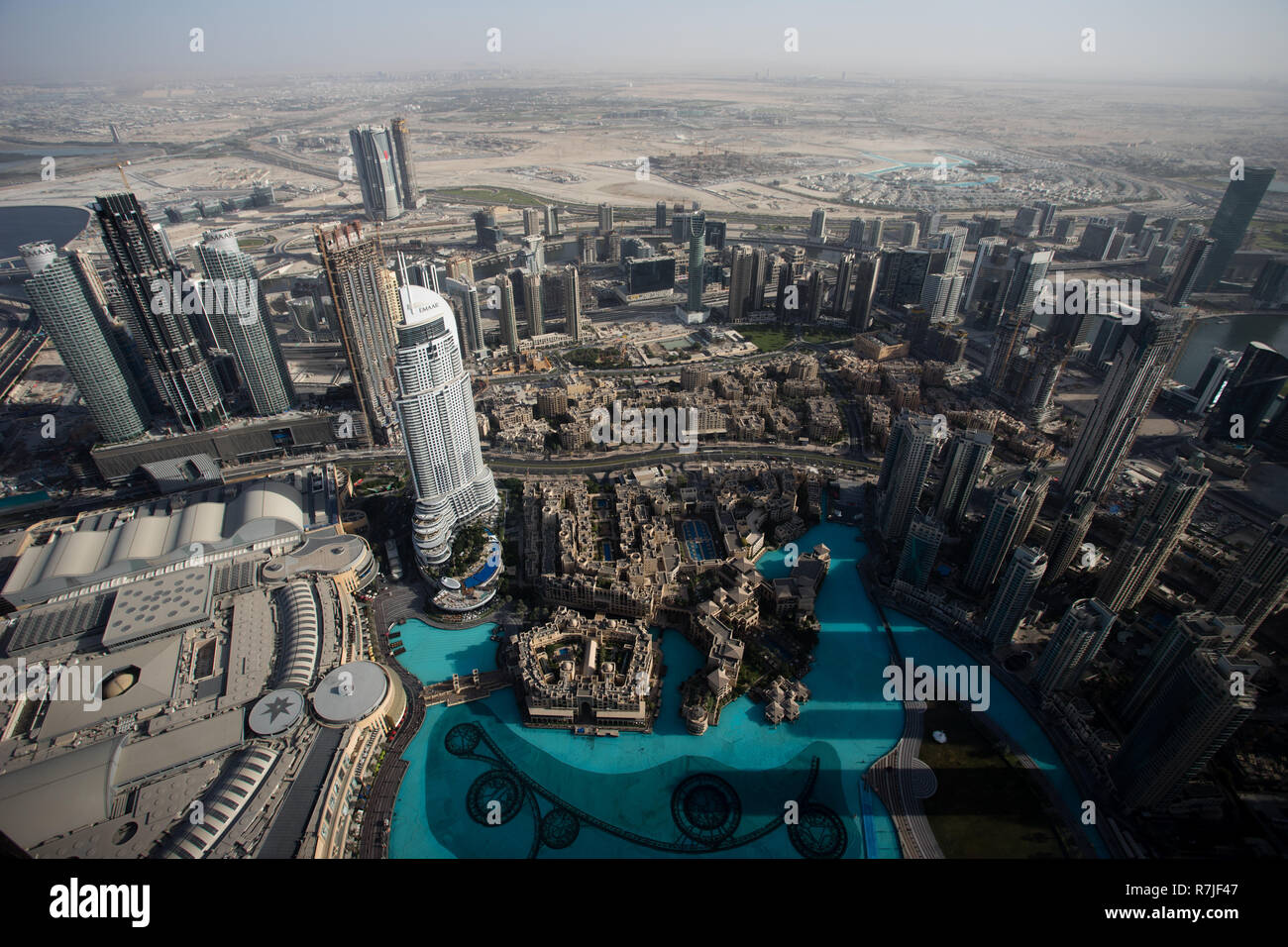 Panorama di Dubai dal ponte di osservazione del record del mondo tenendo il Burj Khalifa grattacielo a Dubai, Emirati Arabi Uniti. Foto Stock