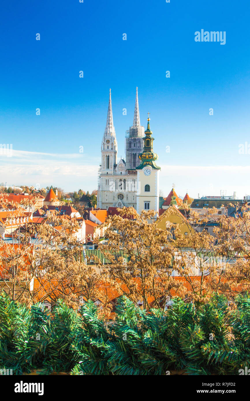 Capitale croata Zagabria, skyline della città, cattedrale cattolica e tetti rossi nel centro citta', vista dalla città alta. Avvento natale decorazione. Foto Stock
