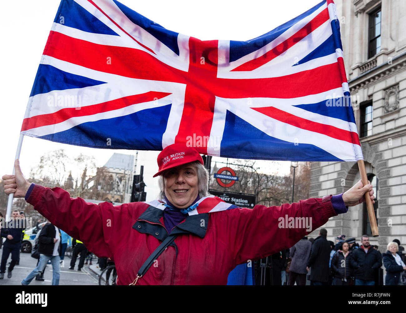 Londra dic 9 2018. Anti UE, Pro Brexit tradimento sostenitori decend su Londra e marzo attraverso il centro di Londra per i rally organizzato da UKIP leader Gerard Batton e Tommy Robinson (Steven Yaxley-Lennon) foto Janine Wiedel Foto Stock