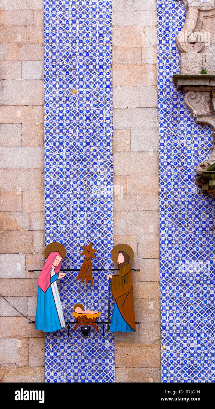 Artistico, umile e semplice rappresentazione della scena della natività sulla facciata di una vecchia chiesa di Porto, Portogallo; foto scattata il 1 dicembre 2011 Foto Stock