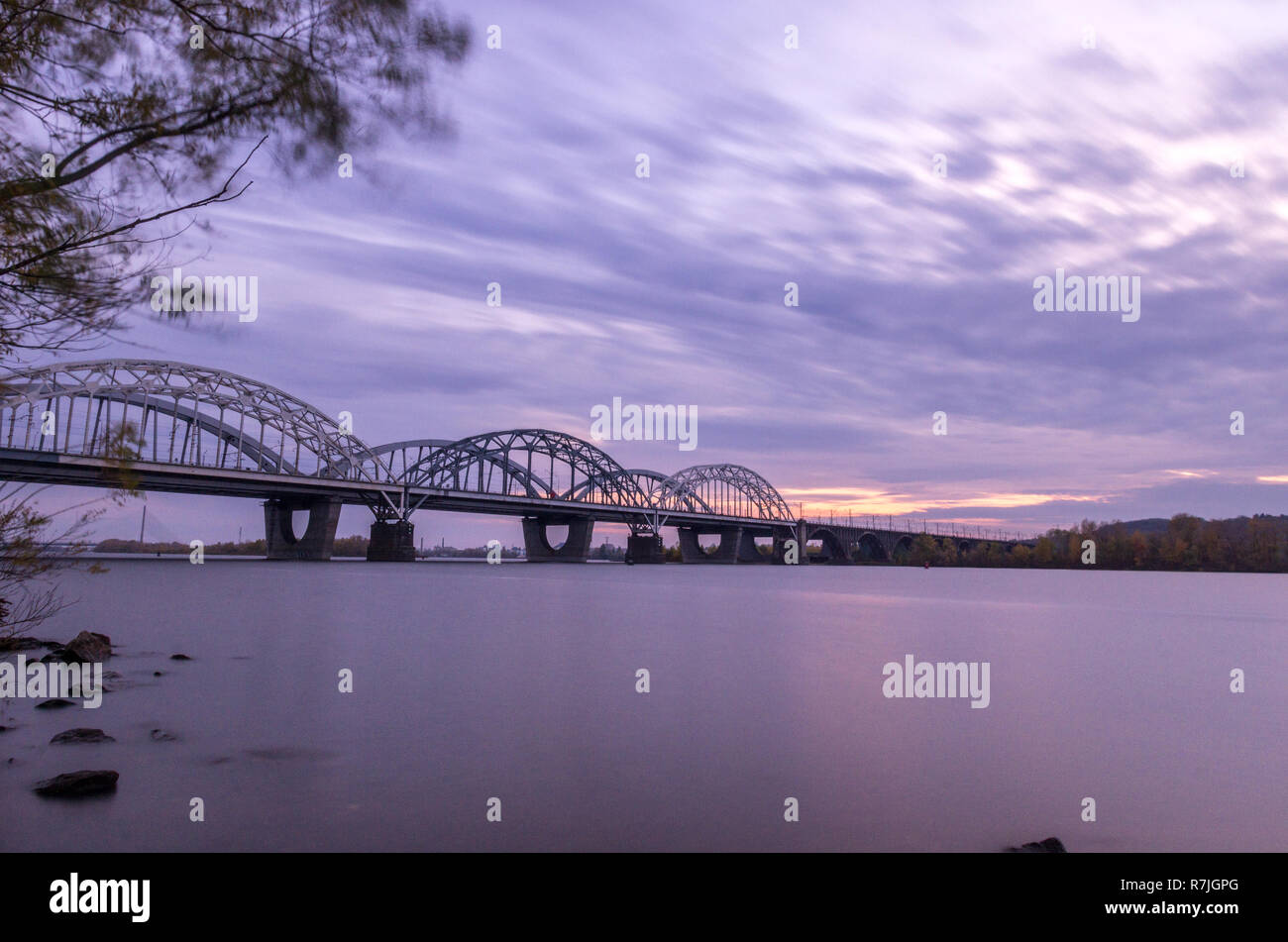Grande ponte ad arcate. Ampio ponte sopra il fiume. Foto Stock