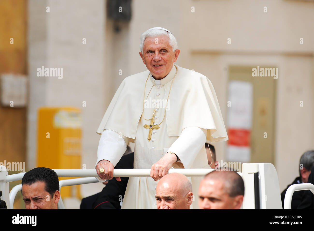 Papa Benedetto XVI in papamobile Mercedes-Benz W463 durante l'ogni udienza generale del mercoledì in Piazza San Pietro, davanti al Renaissa italiano Foto Stock