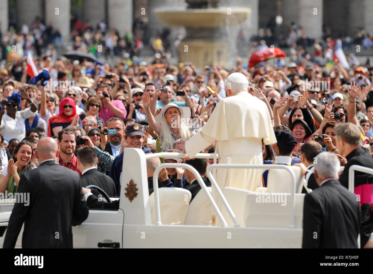 Papa Benedetto XVI in papamobile Mercedes-Benz W463 durante l'ogni udienza generale del mercoledì in Piazza San Pietro, davanti al Renaissa italiano Foto Stock