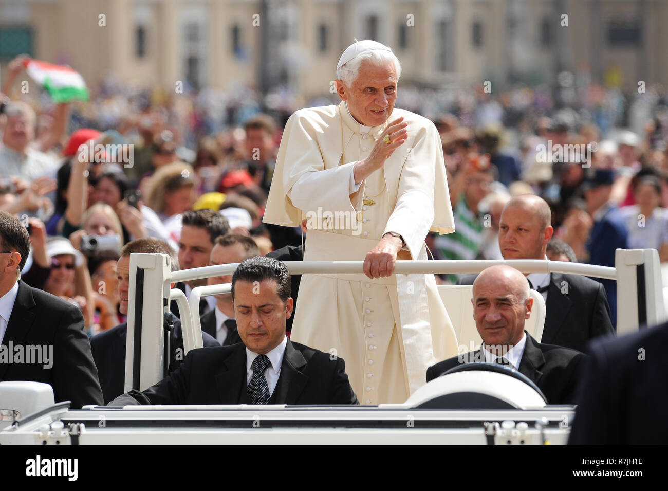 Paolo Gabriele, maggiordomo personale di Benedetto XVI e Papa Benedetto XVI in papamobile Mercedes-Benz W463 durante l'ogni udienza generale di mercoledì Foto Stock