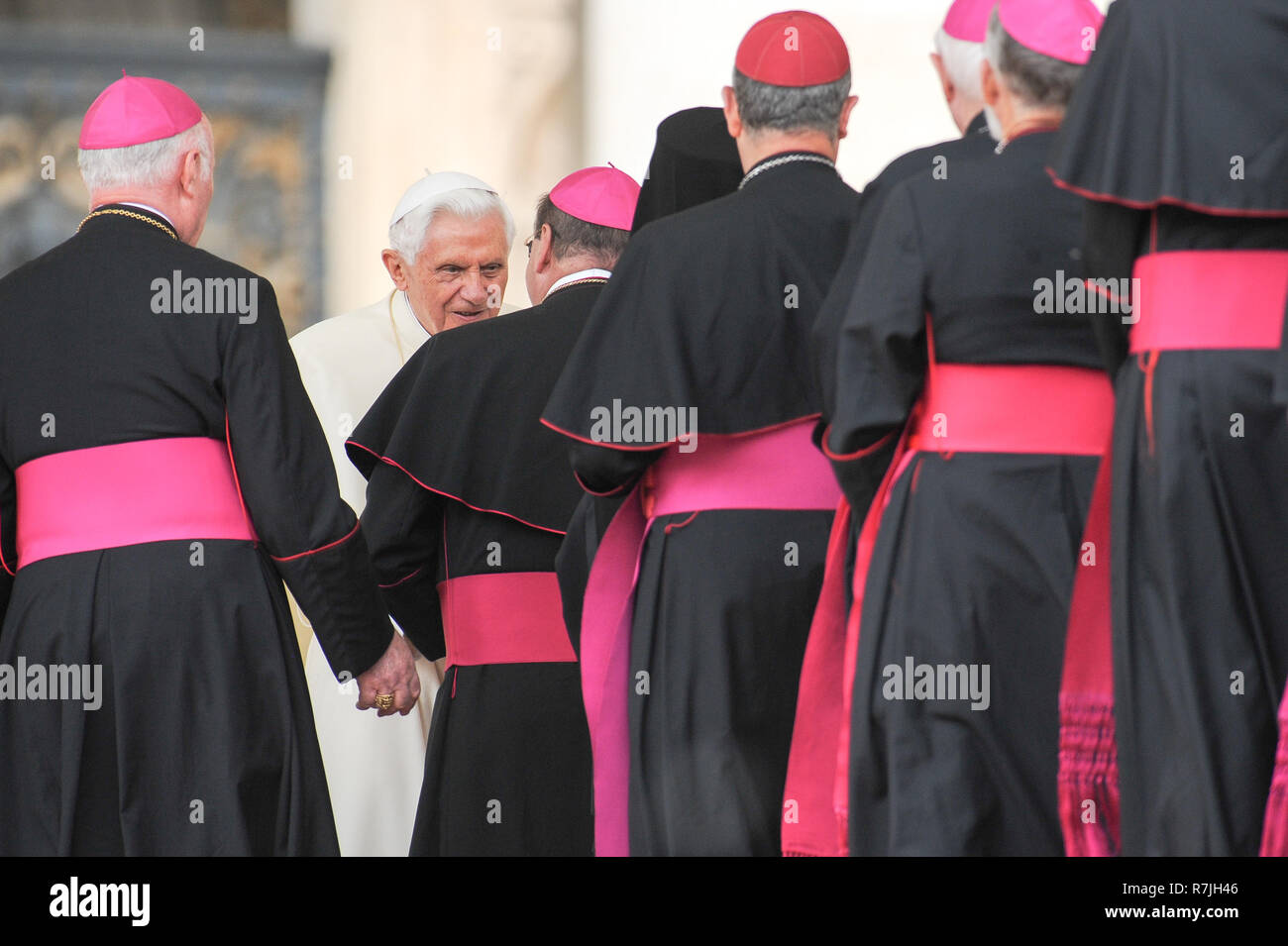 Papa Benedetto XVI con i vescovi e con i archishops durante ogni udienza generale del mercoledì in Piazza San Pietro, nella parte anteriore del rinascimento italiano P Foto Stock