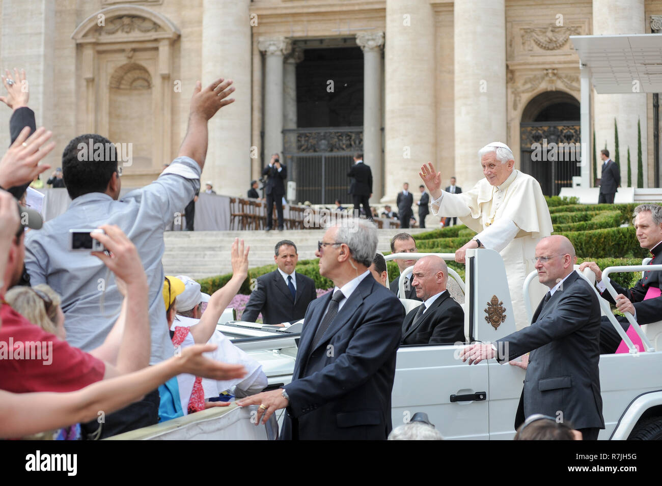 Papa Benedetto XVI con il Cappellano di Sua Santità e la sua principale segretario privato Georg Ganswein in papamobile Mercedes-Benz W463 durante l'ogni W Foto Stock