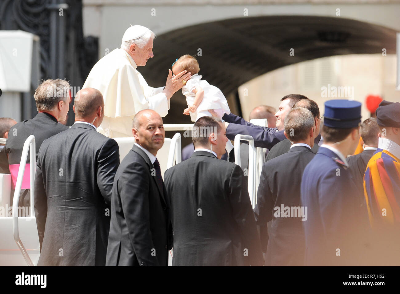Papa Benedetto XVI durante il ogni udienza generale del mercoledì in Piazza San Pietro, nella parte anteriore del rinascimento italiano papale Basilica Maggiore di S Foto Stock