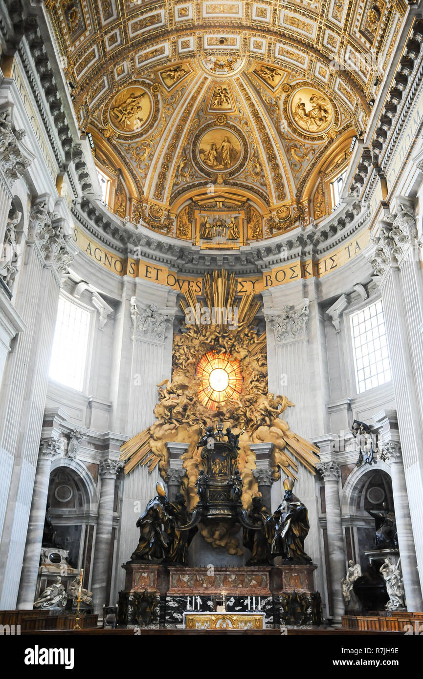 Il barocco Cattedra di San Pietro (cattedra di San Pietro o il trono di San Pietro) da Gianlorenzo Bernini nel Rinascimento italiano papale Basilica Superiore Foto Stock
