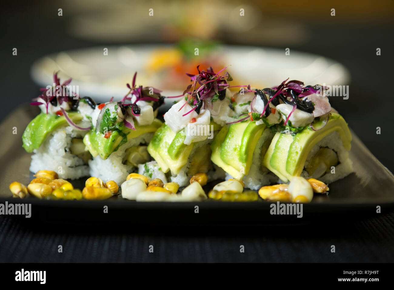 Gamberetti, sushi, piatti in vendita., presentazione Presentacion de sushi comida saludable Foto Stock