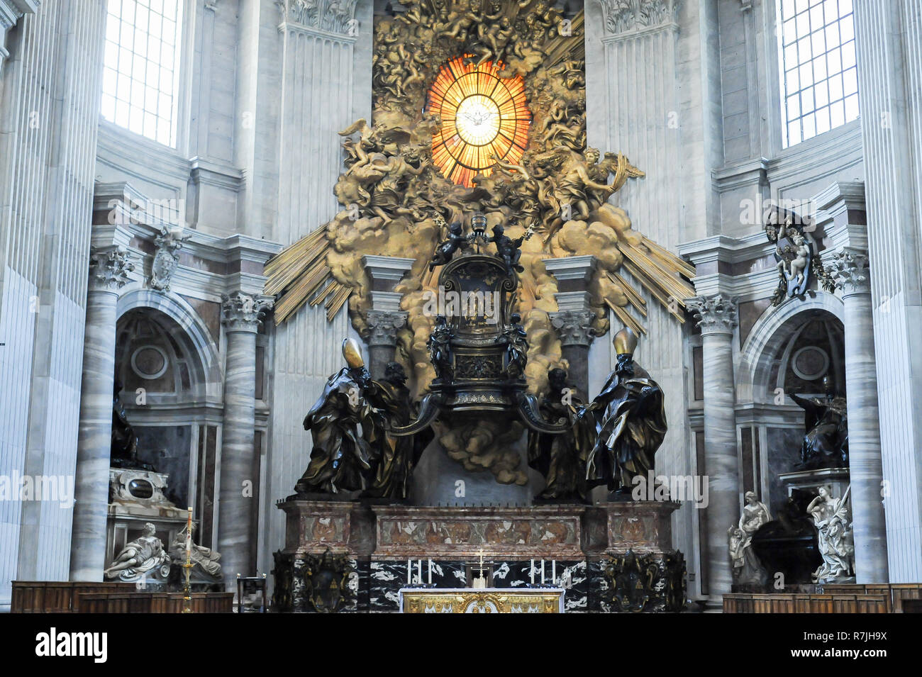 Il barocco Cattedra di San Pietro (cattedra di San Pietro o il trono di San Pietro) da Gianlorenzo Bernini nel Rinascimento italiano papale Basilica Superiore Foto Stock