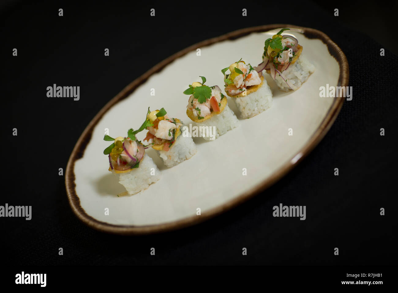Gamberetti, sushi, piatti in vendita., presentazione Presentacion de sushi comida saludable Foto Stock